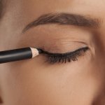 Eyeliner pensil adalah senjata rahasia Anda untuk menciptakan tampilan mata yang dramatis dan memikat. Produk makeup yang praktis ini dapat membantu Anda menggambar garis mata dengan presisi yang sempurna.

