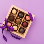 Cokelat jadi makanan favorit semua orang. Cokelat hadir dalam aneka bentuk mulai dari cokelat batang, minuman cokelat, kue cokelat, permen cokelat, dan lain sebagainya. Selain dikonsumsi sendiri, cokelat juga jadi pilihan hadiah tepat untuk orang tersayang. Cek juga rekomendasinya dari kami!