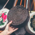 Tas Bali, adalah sebutan untuk tas bulat dengan bahan rotan asal Bali. Tas satu ini sangat populer dan menjadi kegemaran banyak orang di seluruh dunia. Anda juga tertarik memiliki tas satu ini? Simak ulasan BP-Guide berikut ini yah. 