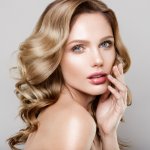 Siapa sih yang tidak kagum melihat kecantikan para pesohor Hollywood? Kulit yang sehat sempurna dan juga bercahaya membuat mereka begitu dikagumi. Nah, apa sih rahasia kecantikan para pesohor tersebut? Intip pembahasannya bersama kami!