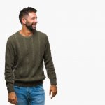 Mengenakan sweater menjadi salah satu cara untuk melawan hawa dingin dan tentu saja untuk tampil stylish dan trendi. Ingin tahu sweater apa saja yang cocok dipakai oleh kalian, para pria? Simak artikel berikut ini!