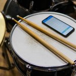 Jika Anda tertarik memasuki dunia bermain drum, aplikasi drummer dapat menjadi jendela pintu untuk mengeksplorasi ritme dan kreativitas musik. Dari simulasi drum virtual hingga pelajaran interaktif, pilihan aplikasi yang ada saat ini memungkinkan Anda merasakan pengalaman bermain drum dengan responsivitas tinggi dan beragam fitur menarik.