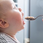 Bubur adalah MPASI terbaik untuk buah hati berusia 6 bulan ke atas. Anda tentu tak bisa asal memilih bubur untuk buah hati. Karenanya kami hadirkan tips memilih bubur untuk bayi dan juga rekomendasinya.