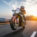 Mengendarai motor memang sangat nyaman dan cepat. Namun yang harus diperhatikan adalah aspek kenyamanan selama Anda di perjalanan. Melalui artikel ini, BP-Guide akan memberikan rekomendasi perlengkapan safety riding terbaik buat Anda.