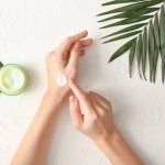 Menjaga kesehatan kulit agar tetap bersih dan terawat tidak hanya untuk menunjang penampilan melainkan juga untuk menjaga kesehatan diri dari luar maupun dalam. 