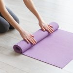 Pilihlah yoga mat terbaik untuk menjalani sesi latihan yoga Anda dengan nyaman. Mat yang memiliki ketebalan dan tahan aus yang sesuai akan mendukung stabilitas dan kenyamanan saat melakukan berbagai gerakan yoga. Dalam artikel ini, BP-Guide akan memberikan rekomendasi terbaiknya!
