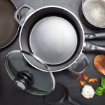 Yang namanya wanita, terlebih ibu rumah tangga, tentunya tidak bisa lepas dari yang namanya dapur dan memasak. Setiap hari harus ada hidangan tersaji untuk keluarga tercinta. Nah, untuk mendapatkan pengalaman yang lebih seru dan menyenangkan saat memasak, cobalah miliki wajan dengan fitur anti lengket dan anti gores ini!