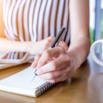 Menulis pasti sudah Anda lakukan sejak kecil, bukan? Tetapi ketika dewasa, kebiasaan ini justru malah berkurang. Agar tak kaku saat menulis, Anda harus memiliki buku catatan yang bisa membuat Anda selalu tertarik untuk menulis.