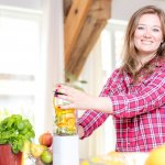 Mengonsumsi jus buah memang sangat dianjurkan untuk menjaga kesehatan. Anda tak perlu repot buat jus atau smoothies buah dan sayur di rumah karena kini ada banyak pilihan mini blender atau juicer yang praktis dan tak repot saat digunakan.