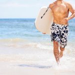 Sebagai penggemar olahraga surfing, pastinya kamu tahu seberapa ganas ombak yang mungkin dihadapi. Untuk itu, pastinya kamu butuh persiapan yang matang. Seperti menggunakan celana surfing yang tepat. Siap menghadapi deburan ombak besar?