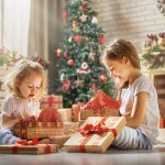 Ngày lễ Giáng Sinh đang đến gần rồi, bạn có đang tìm kiếm những món quà Noel dễ thương, ấn tượng cho em bé gái trong gia đình không? Hãy cùng Bp-guide điểm qua gợi ý 10 món quà Noel xinh xắn và đáng yêu cho bé gái (năm 2022) để có thêm ý tưởng lựa chọn quà tặng Giáng Sinh nhé. Cùng bắt đầu ngay thôi!