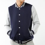 Jaket baseball awalnya adalah seragam yang digunakan oleh tim baseball Harvard pada tahun 1865. Namun, seragam ini mulai dipopulerkan di olahraga american football sehingga tren fashion ini mulai terkenal di Amerika Serikat. Nah, tren fashion ini juga sudah memasuki Indonesia dan banyak disukai anak muda.