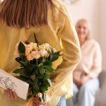 いつもお世話になっているお母さんに、とっておきの誕生日プレゼントを贈りましょう。今回は、60代のお母さんにぴったりな贈り物を、編集部がwebアンケート調査などをもとに選び抜きました。ランキング形式でまとめているので、人気のある商品がすぐにわかります。ぜひ参考にして、お母さんが笑顔になるものをプレゼントしてください。