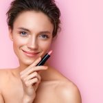 Anda mencari sentuhan natural yang memukau dalam riasan bibir? Lipstik warna nude adalah kunci rahasia. Menghadirkan kelembutan dan daya tarik alami, lipstik nude terbaik memberikan kilau elegan dan mempertegas kecantikan tanpa berlebihan.