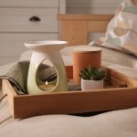 Kesulitan tidur bisa saja disebabkan banyak hal, namun tidak boleh kamu abaikan begitu saja. Cobalah untuk membuat tubuh lebih rileks dengan menghirup aroma-aroma menenangkan dari lilin diffuser. Berikut ini ada beberapa aroma yang sangat direkomendasikan untuk membantumu terhindar dari insomnia. Cek dulu, yuk.