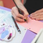 Jurnal memang saat ini masih marak dan menambahkan lettering di dalamnya bisa menghasilkan seni yang cantik. Sebelum mulai menambahkan lettering ke dalam jurnal kamu, sebaiknya ketahui terlebih dahulu peralatan apa saja yang kamu perlukan. BP-Guide punya tips yang bisa kamu ikuti untuk mempersiapkan peralatan lettering, mulai dari pensil, penghapus, spidol, drawing pen, brush pen, hingga stabilo. Brush pen menjadi peralatan esensial yang harus kamu miliki. Lalu, brush pen mana yang bagus agar bisa menghasilkan warna yang halus? BP-Guide juga punya rekomendasinya. 