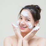 Pemilihan facial wash untuk kulit sensitif jadi hal yang harus diperhatian. Itulah mengapa, Anda harus coba beberapa produk pencuci wajah yang cocok untuk kulit sensitif. Yuk, langsung simak aja pembahasannya!