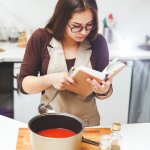 Siapa bilang kalau kamu nggak bisa masak? Bisa, kok! Semua orang, baik laki-laki atau perempuan bisa memasak, lho. Apalagi saat ini informasi semakin mudah diakses. Nah, jangan ragu lagi untuk mengeksplorasi dapurmu melalui rekomendasi buku-buku resep dari BP-Guide ini. Yuk, langsung simak!