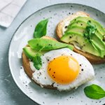 Telur sudah menjadi bahan makanan yang penting untuk asupan protein tubuh. Selain harga yang cukup terjangkau, berbagai macam olahan  makanan dari telur yang membuat banyak orang menyukainya. Jika kamu bosan dengan olahan telur yang itu-itu saja, yuk coba resep makanan dari telur yang kekinian di artikel ini!