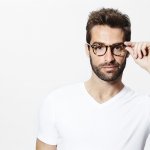 Kacamata adalah salah satu item yang sangat menunjang penampilan pria. Selain membuat penglihatan menjadi lebih jelas, kacamata baca juga akan membuatmu terlihat lebih wah. Ingin tahu bagaimana kacamata yang cocok untukmu? Yuk, simak artikel ini!