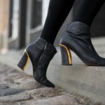 Sepatu boots adalah perpaduan sempurna antara gaya dan fungsi. Artikel ini akan membahas merek-merek sepatu boots yang paling fashionable untuk wanita, menyuguhkan pilihan-pilihan yang memadukan desain trendi dengan kenyamanan. Temukan merek-merek terkemuka yang akan mempercantik penampilan Anda.