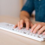 Untuk kamu yang pekerjaannya banyak mengetik, tentu membutuhkan keyboard yang nyaman. Kamu bisa andalkan keyboard wireless. Selain lebih nyaman dalam hal mobilitas, keyboard wireless juga bikin meja kerja kamu jadi lebih rapi. Nah, simak tips memilihnya dan rekomendasinya, ya!