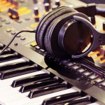 Keyboard musik memiliki berbagai fitur dan fungsi yang dapat membantu Anda mengekspresikan kreativitas dan bakat Anda dalam bermusik. Namun, dengan begitu banyaknya merek dan model keyboard musik yang tersedia di pasaran, bagaimana Anda bisa menentukan keyboard musik terbaik 2023 yang sesuai dengan kebutuhan dan anggaran Anda?