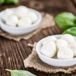 Siapa yang tak kenal makanan yang satu ini? Ya, keju mozzarella yang populer karena kelezatannya ternyata tak hanya menyehatkan tetapi juga bisa membantu kamu yang sedang diet. Yuk, ketahui cara memilih keju mozzarella yang bagus dan bermanfaat untuk kesehatan plus rekomendasinya berikut ini!