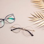 Frame kacamata adalah salah satu aksesori fashion yang dapat memberikan sentuhan gaya pada penampilan Anda. Dengan memilih frame kacamata yang tepat, Anda tidak hanya mendapatkan kacamata fungsional, tetapi juga dapat menambahkan keunikan dan gaya pada penampilan Anda. Dalam memilih frame kacamata, ada beberapa faktor yang perlu Anda pertimbangkan.