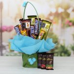 Your loved one got a sweet tooth? This year, upgrade your flower bouquet with something beautiful and delicious. It’s super easy to DIY a homemade chocolate bouquet. Grab your supplies and get your chocolate crafting on with our bouquet ideas and instructions!