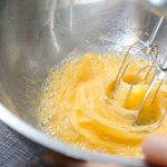 Mengocok telur tak bisa asal saja supaya hasil adonan atau hasil masakan lebih enak. Simak tips mengocok telur dan juga tips memilih kocokan telur dari kami di BP-Guide!