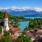 Thụy Sĩ là một trong những quốc gia đẹp nhất trên thế giới. Nơi đây luôn hấp dẫn khách du lịch bởi những ngọn núi phủ đầy tuyết trắng giữa nền trời xanh ngắt, những hồ nước trong veo, những cánh đồng xanh vô tận và những thị trấn cổ với nền văn hóa lâu đời. Hãy cùng tham khảo ngay kinh nghiệm du lịch Thụy Sĩ để khám phá đất nước thanh bình, cảnh sắc tuyệt đẹp như trong truyện cổ tích qua bài viết dưới đây nhé.
