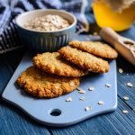 Orang Indonesia memang memiliki kebiasaan ngemil. Kebiasaan ini sulit hilang karena sudah turun temurun. Umumnya kita ngemil aneka makanan ringan. Nah, kalau ingin lebih sehat, atau untuk kamu yang sedang diet, hati-hati memilih camilan, ya. Kamu bisa lirik biskuit gandum sebagai solusi ngemil sehat. Biskuit gandum punya banyak kelebihan untuk menjaga kesehatanmu. Nah, simak rekomendasi biskuit gandum terbaik dari BP-Guide!