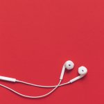 Earphone adalah alat yang tidak pernah jauh dari mereka yang hobi main game hingga mendengarkan musik. Dengan adanya earphone, kita jadi tidak mengganggu sekitar saat mendengarkan musik, menonton video, atau bermain game. Nah, intip tips memilih earphone dan juga rekomendasi earphone dari JBL, yuk!