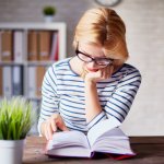 Gemar membaca buku? Kalau ingin mengenal lebih banyak tentang tokoh dunia atau orang yang berpengaruh, kamu bisa coba baca buku biografi. Tak usah bingung mencari karena BP-Guide sudah sediakan rekomendasinya berikut ini!