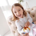 30 Hadiah Ulang Tahun Terbaik untuk Anak Perempuan 10 Tahun yang Bermanfaat. Rekomendasi Lengkap dari Pakar Kado. 