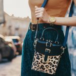 Tas wanita jadi fashion item penting untuk dibawa kemana saja. Jangan sampai salah pilih tas, dan cek tips memilih tas wanita yang bagus dari kami! Jangan lupa, cek rekomendasi tas wanita terbaru dari kami ya!