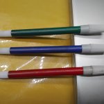 Spidol permanen memiliki banyak sekali kegunaan. Kamu bisa memakainya untuk menandai kepemilikan, untuk menggambar, menulis, dan lain sebagainya. Tintanya tidak mudah hilang sehingga membuatnya sangat unggul. Nah, simak rekomendasinya dari kami segera, ya!