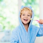 Anda yang peduli pada kesehatan gigi anak pasti ingin memastikan senyuman cerah dan gigi yang kuat. Mari kita bahas bersama bagaimana pasta gigi anak yang mengandung fluoride dapat menjadi pilihan bijak untuk merawat kesehatan gigi si kecil.

