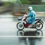 Jas hujan sangat kamu butuhkan sebagai perlengkapan utama, terutama jika kamu pengguna motor. Jangan sampai basah kuyup dan imunitas menurun karena kehujanan, ya. Yuk, baca artikel ini sampai selesai, karena ada banyak rekomendasi jas hujan ponco berkualitas yang bisa kamu pilih.