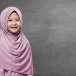 Tak cuma orang dewasa, si kecil juga tentu perlu tampil dengan penampilan terbaik. Di artikel kali ini, BP-Guide memiliki tips dan rekomendasi pakaian hijab yang cantik, khusus untuk putri Anda.