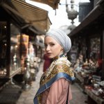 Perempuan berhijab tentu perlu memiliki tampilan menawan saat menghadiri pesta keluarga atau pun pesta pernikahan. Hal ini agar kamu tidak salah kostum dan menyesal kemudian. Berikut adalah hijab elegan yang bisa kamu pakai ke acara pesta. 