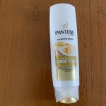 Rambut adalah mahkota yang wajib dijaga keindahannya. Ada kalanya kondisi rambut jadi rusak dan kering jika terlalu banyak ditata. Kenali ciri rambut kering dan penyebabnya supaya kamu bisa tahu cara penangannya yang tepat. Cek juga rekomendasi produk untuk merawat rambut kering agar rambutmu jadi tetap indah dan terawat!