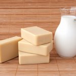 Merawat kulit tubuh sama pentingnya dengan kulit wajah. Salah satunya bisa dilakukan dengan susu kambing yang lembut dan menutrisi. Yuk, temukan rekomendasi produk sabun mandi susu kambing terbaik dalam artikel BP-Guide berikut ini!