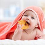 Bayi yang sedang tumbuh gigi seringkali mengalami ketidaknyamanan dan rasa gatal di mulut mereka. Proses tumbuh gigi bisa menjadi momen yang menantang bagi bayi dan orang tua mereka. Salah satu cara yang dapat membantu meredakan ketidaknyamanan tersebut adalah dengan menggunakan teething toys atau mainan untuk menggigit.  Nah, cek rekomendasinya dari BP-Guide!
