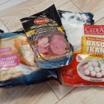 Frozen food adalah makanan yang punya rasa enak dan praktis dimasak. Penasaran frozen food apa saja yang terlaris dan banyak dikonsumsi? Simak rekomendasinya dalam artikel BP-Guide ini!