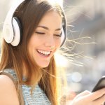 Seringkali kita harus mengerjakan setumpuk tugas namun ingin tetapi merasa enjoy dengan mendengarkan musik. Menggunakan earphone atau headphone biasa tentu agak ribet, ya, apalagi gulungan kabelnya seringkali nggak rapi. Kecanggihan teknologi masa kini menghadirkan perangkat wireless yang siap menemanimu sambil mengerjakan berbagai tugas. Yuk, simak rekomendasinya bersama BP-Guide!