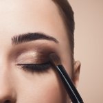 Anda masih baru akan memulai menggunakan makeup? Jangan ragu, ada beberapa tips dari BP-Guide yang bisa Anda gunakan, khususnya untuk penggunaan eyeshadow. Jadinya, Anda bisa tampil cantik dengan riasan mata yang memukau. Simak, yah.