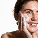 Anda mencintai kecantikan kulit Anda dan mencari cara terbaik untuk merawatnya. Inilah mengapa hadir Facial Wash Gel, solusi pembersih wajah yang menggabungkan kelembutan alami dengan keefektifan membersihkan. Kulit Anda layak mendapatkan perawatan terbaik, dan Facial Wash Gel siap memberikan hasil yang memukau.