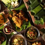 Anda yang mencari petualangan kuliner autentik di Jakarta Barat, jangan lewatkan kesempatan untuk menikmati kelezatan masakan Sunda yang memikat lidah. Di tengah hiruk-pikuk kota, terdapat berbagai restoran yang menghidangkan hidangan khas Sunda dengan cita rasa yang autentik dan suasana yang menyenangkan. Yuk, simak liputannya di bawah ini. 